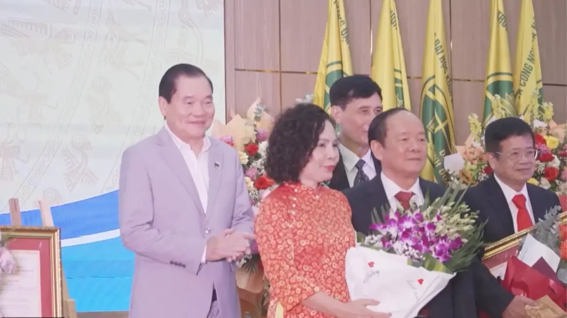 Trao kiểm định chất lượng 10 chương trình đào tạo tại HUBT